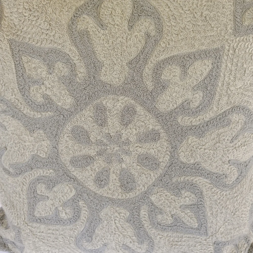 Pottery Barn Gracie Crewel Pillow w/ Feather Insert 20 X 20